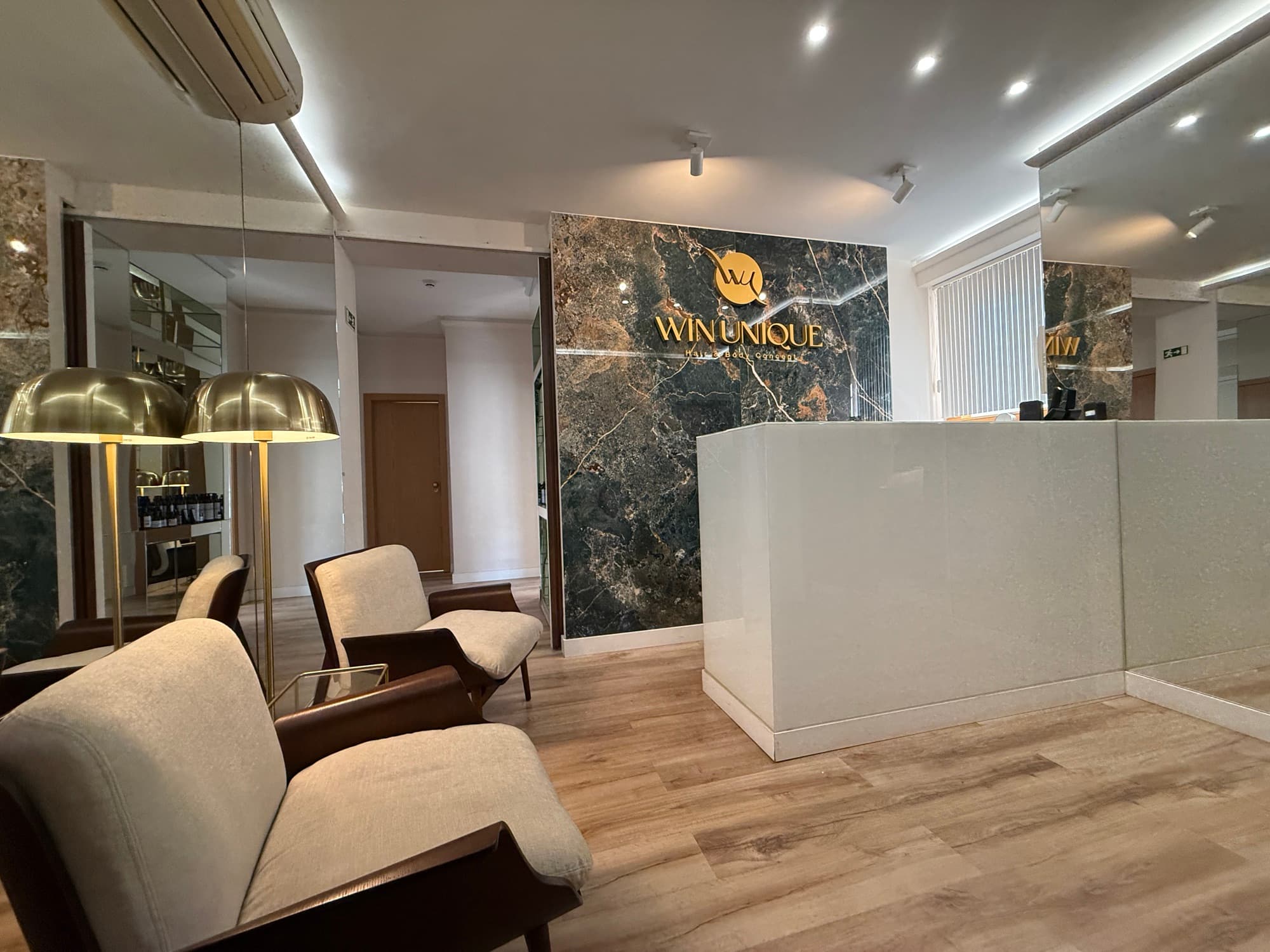 Receção da Win Unique Clinic, com o logótipo em destaque, em Lisboa